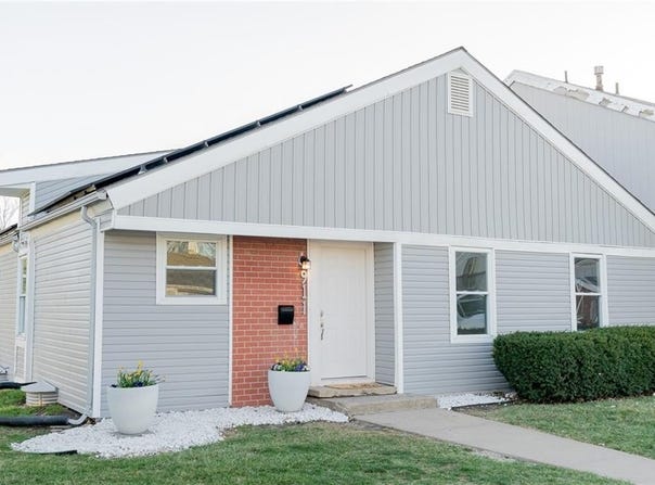 911 SE Hampton Court, Lee's Summit, MO 64063