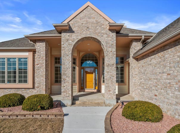N37w22910 Wyndemere Dr, Pewaukee, WI 53072
