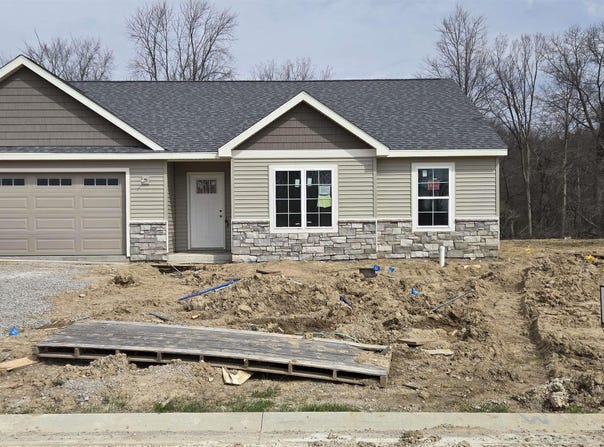 1403 E Boulder Run, Columbia City, IN 46725