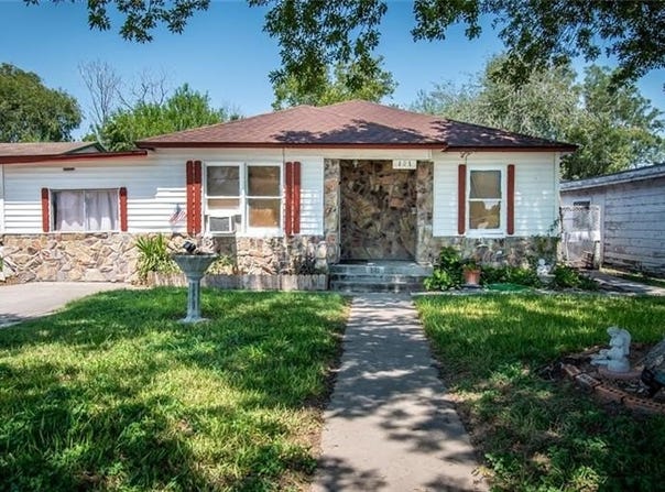 121 W Avenue E, Robstown, TX 78380