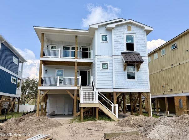 206 W Pelican Drive, Oak Island, NC 28465