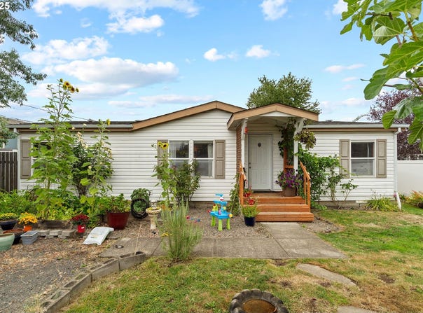 614 S 10TH St, StHelens, OR 97051