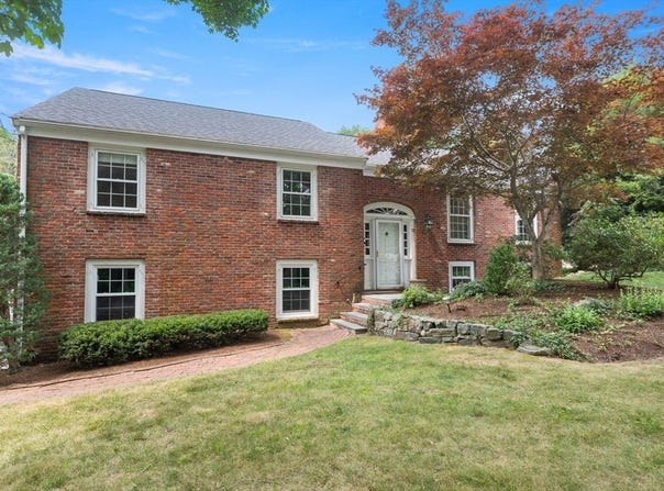10 Parsonage Ln, Topsfield, MA 01983