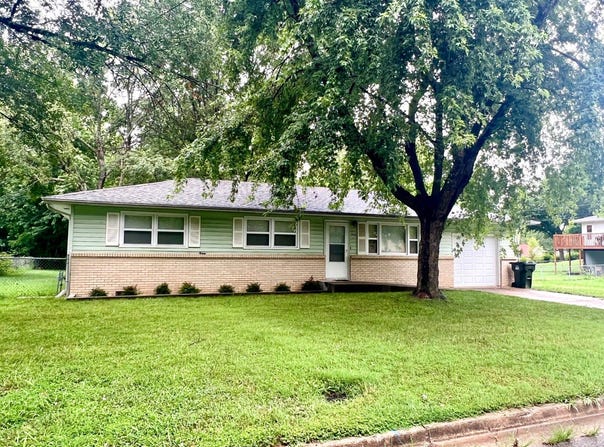 923 Rosemary St, Aurora, MO 65605
