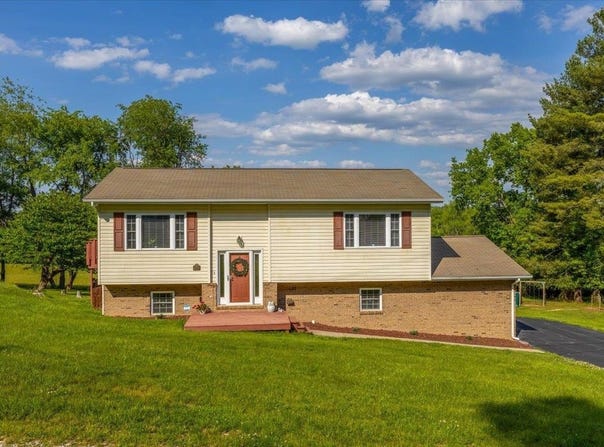 6352 Spring Avenue, Fairlawn, VA 24141
