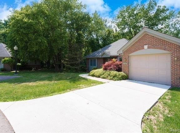 21433 Archwood Circle, Farmington Hills, MI 48336