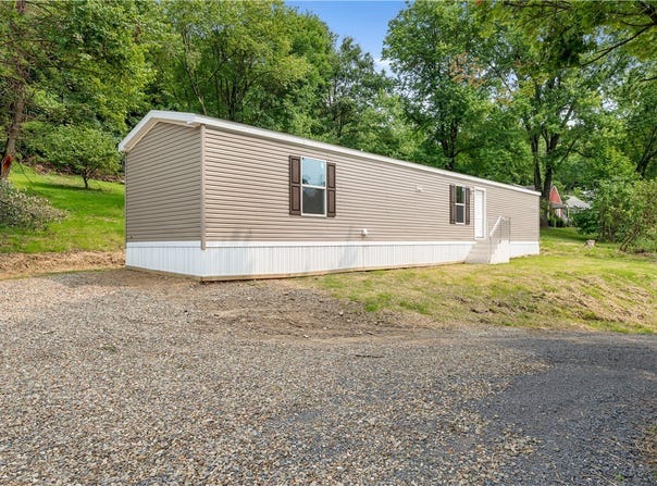 213 Main Hill Rd, Karns City, PA 16041