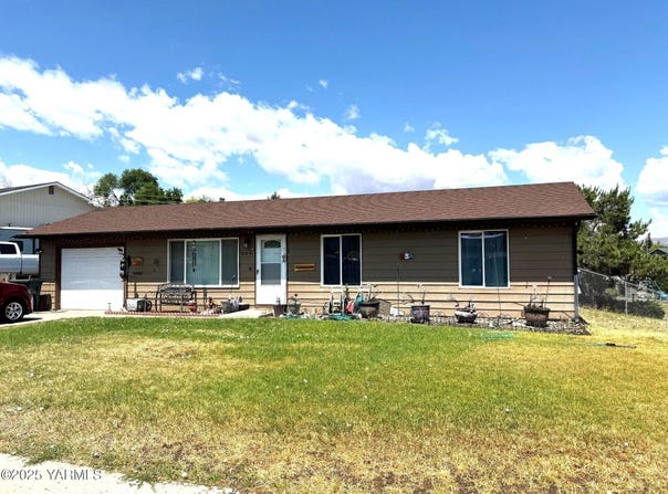 209 Palmer Dr, Selah, WA 98942
