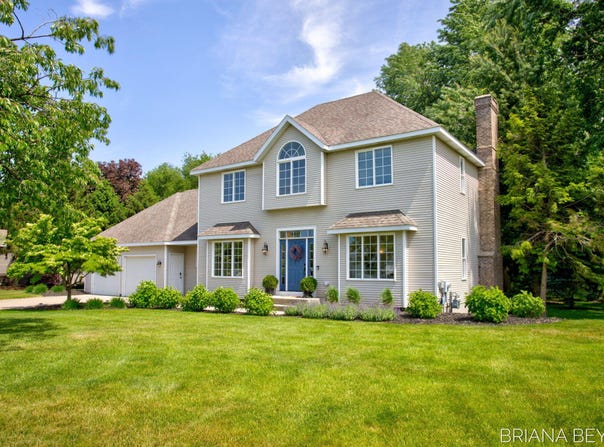 145 Bay Meadows Dr, Holland, MI 49424