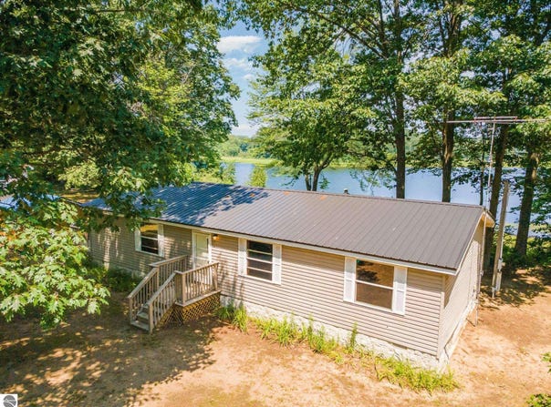 5696 S Lake Shore Drive, Remus, MI 49340