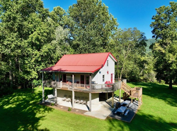 560 S Emerald Isle, Alderson, WV 24910