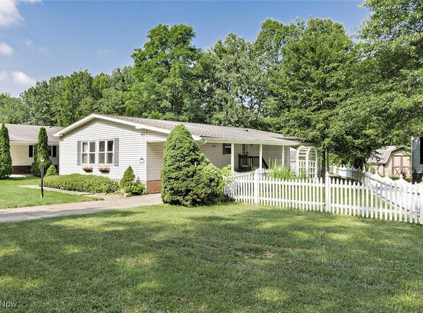 28 Cardinal Drive, Hiram, OH 44234