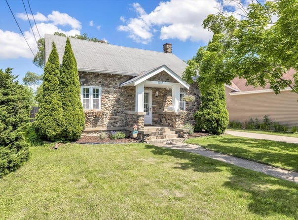 1017 Westowne Ave, Waukesha, WI 53188