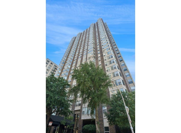 525 W HAWTHORNE Place, Chicago, IL 60657