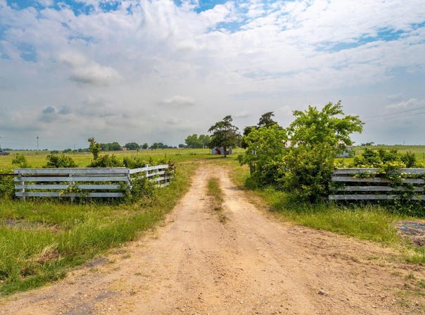 137 Knape RD, La Grange, TX 78945