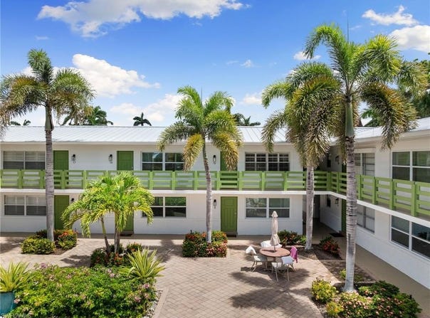 975 9th Ave S, NAPLES, FL 34102