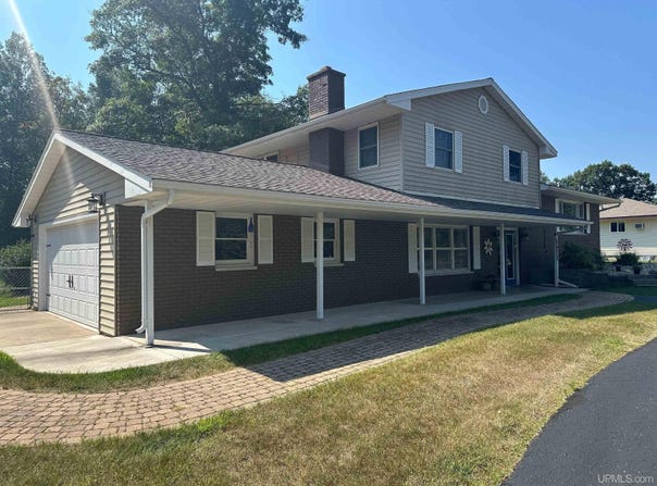 7472 S Lake Bluff 0.5, Gladstone, MI 49837