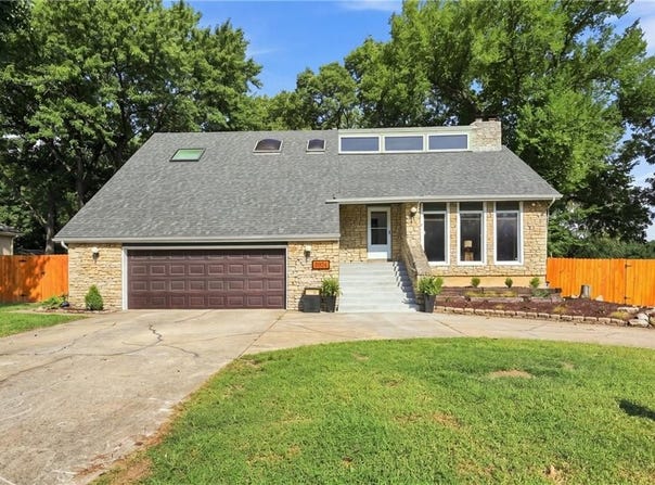 5304 Queal Drive, Shawnee, KS 66203