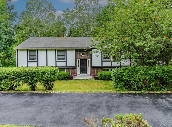7 Colleen Lane, Wallkill, NY 12589