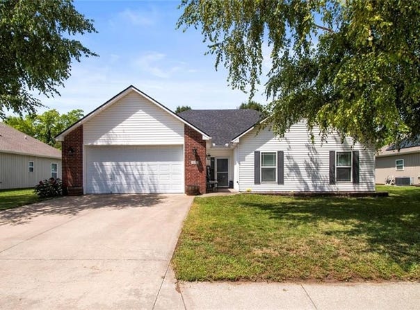 700 SW Bobcat Street, Oak Grove, MO 64075