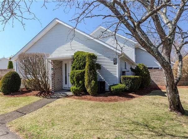 1011 Williamsburg Circle, Warwick, RI 02886