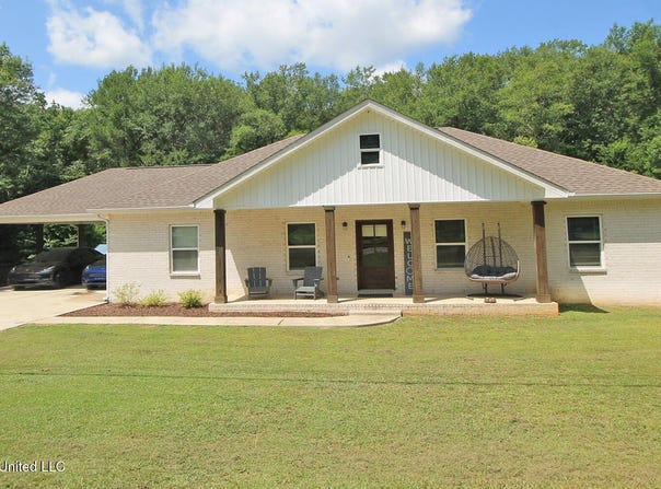2720 Dogwood Lane, Moss Point, MS 39562
