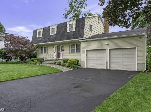 318 Ambrose Ave, Middlesex Boro, NJ 08846-1203