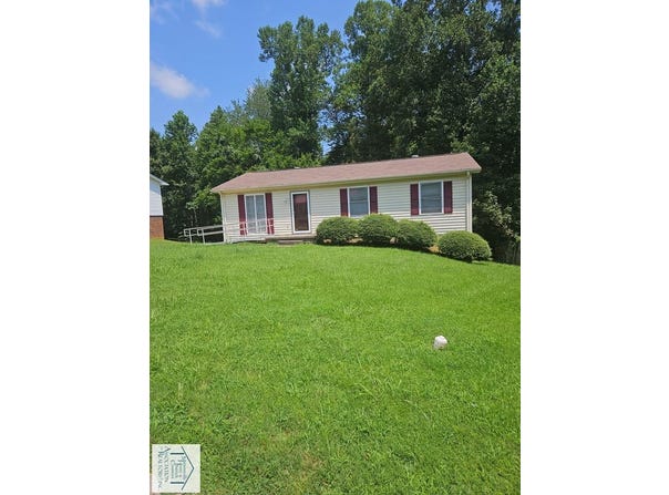 927 Independence Dr, Martinsville, VA 24112