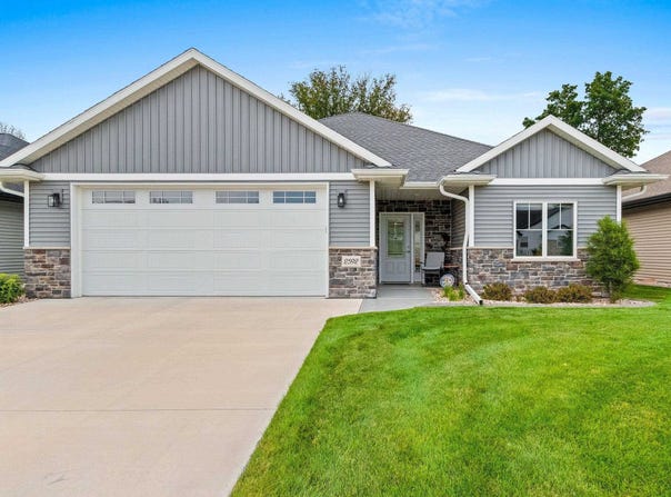 2592 FARMINGTON Way, SUAMICO, WI 54313-1201