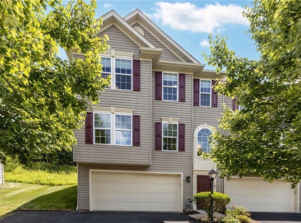 106 Broadstone Dr, Adams Twp, PA 16046