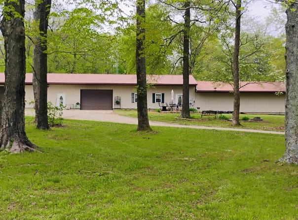 160 N Deer Run Lane, Petersburg, IN 47567