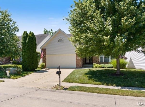 2412 Fourlakes Drive, Belleville, IL 62220