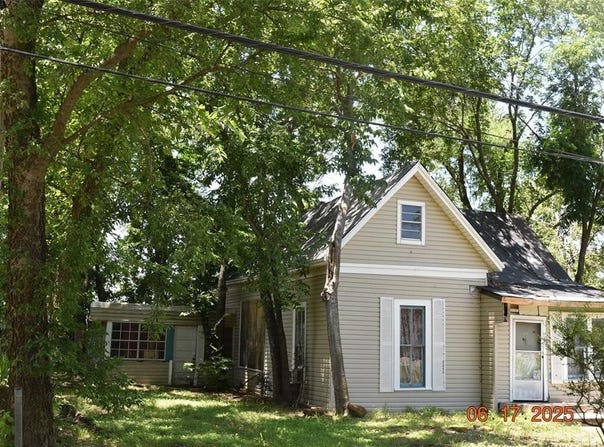 300 S Jefferson Street, Pilot Point, TX 76258
