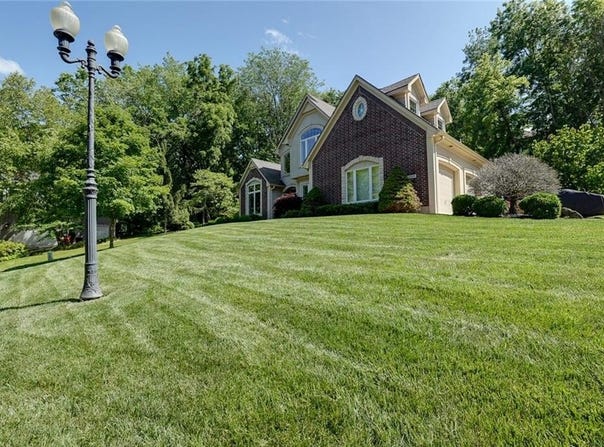 3209 S Thornbird Street, Blue Springs, MO 64015