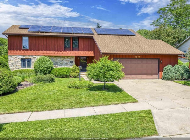 1334 W CLOVERDALE Drive, APPLETON, WI 54914