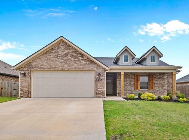 726 Hickory Meadows Avenue, Tontitown, AR 72762