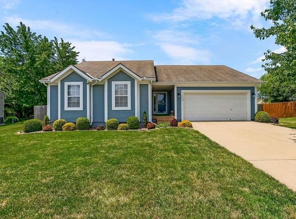 1229 Starbrooke Drive, Louisburg, KS 66053
