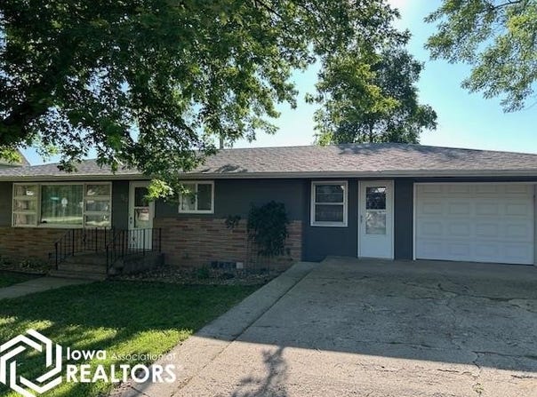 202 S Cedar Avenue, Graettinger, IA 51342
