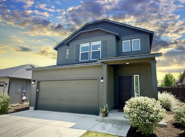 2522 NW Hemlock Way, Redmond, OR 97756