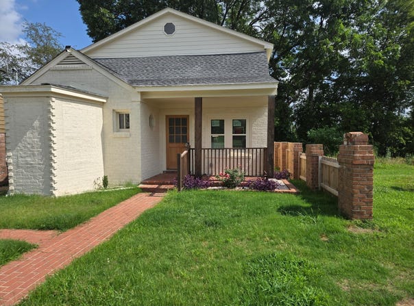 2766 SELECT Ave, Memphis, TN 38114