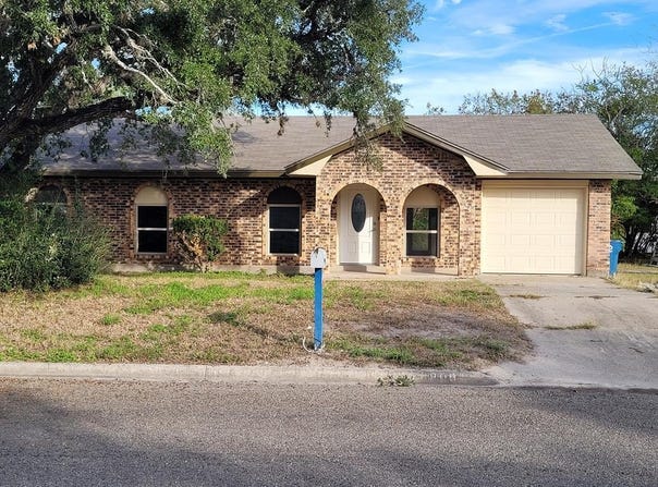 900 E 3RD ST, SINTON, TX 78387