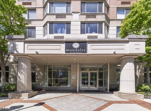 20 2Nd St, Jersey City, NJ 07302-3052