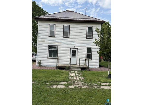 208 E Washington St, Marion, SD 57043