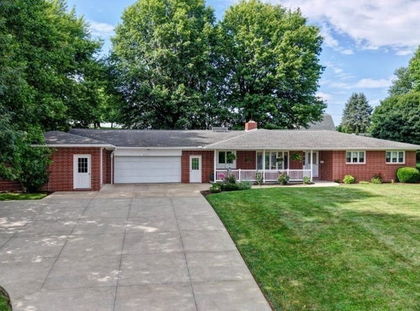 621 Hickory Drive SW, Sugarcreek, OH 44681
