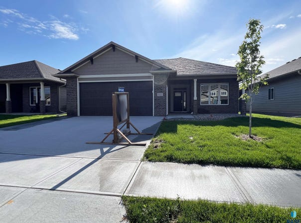 1512 S Meadowland Ave, Sioux Falls, SD 57106