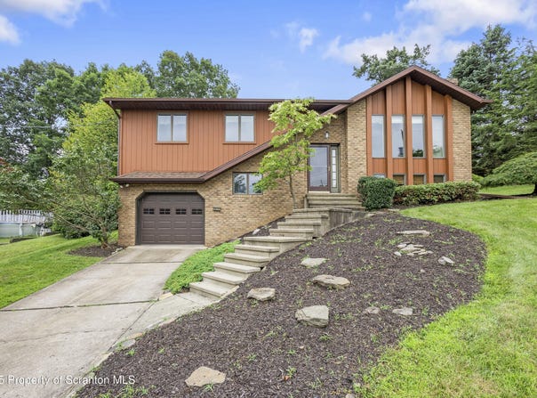7 Sharon Drive, Moosic, PA 18507
