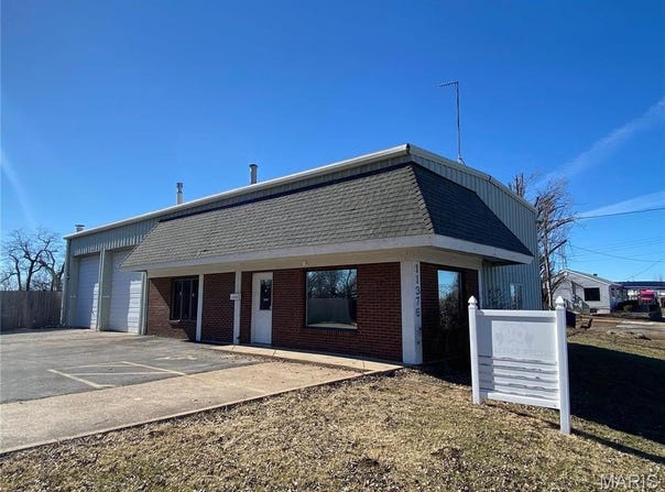 11376 Dorsett Road, Maryland Heights, MO 63043