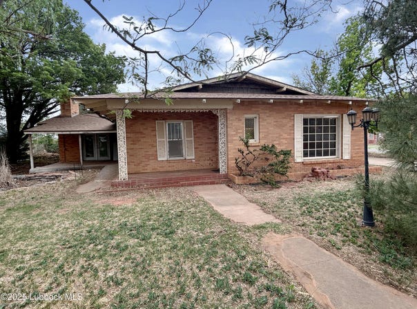 402 E Cardwell Street, Brownfield, TX 79316