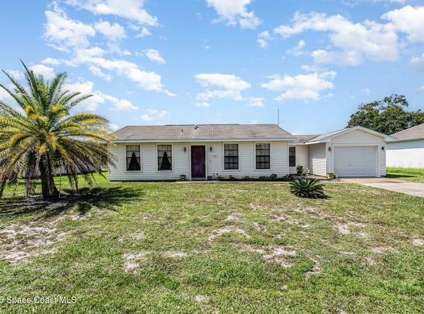 760 Grandeur Street SE, Palm Bay, FL 32909