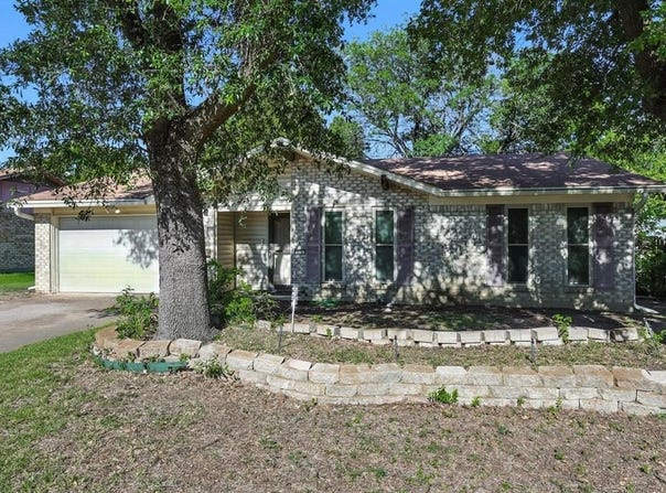 325 Hastings Drive, Cedar Hill, TX 75104